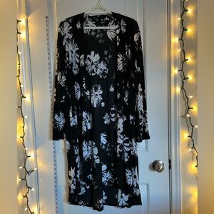 XL- Slim FactorBlack and White Floral Shawl